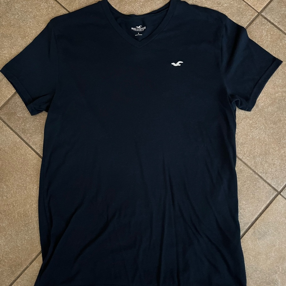 Hollister Men's Navy V-Neck Tee Size Small